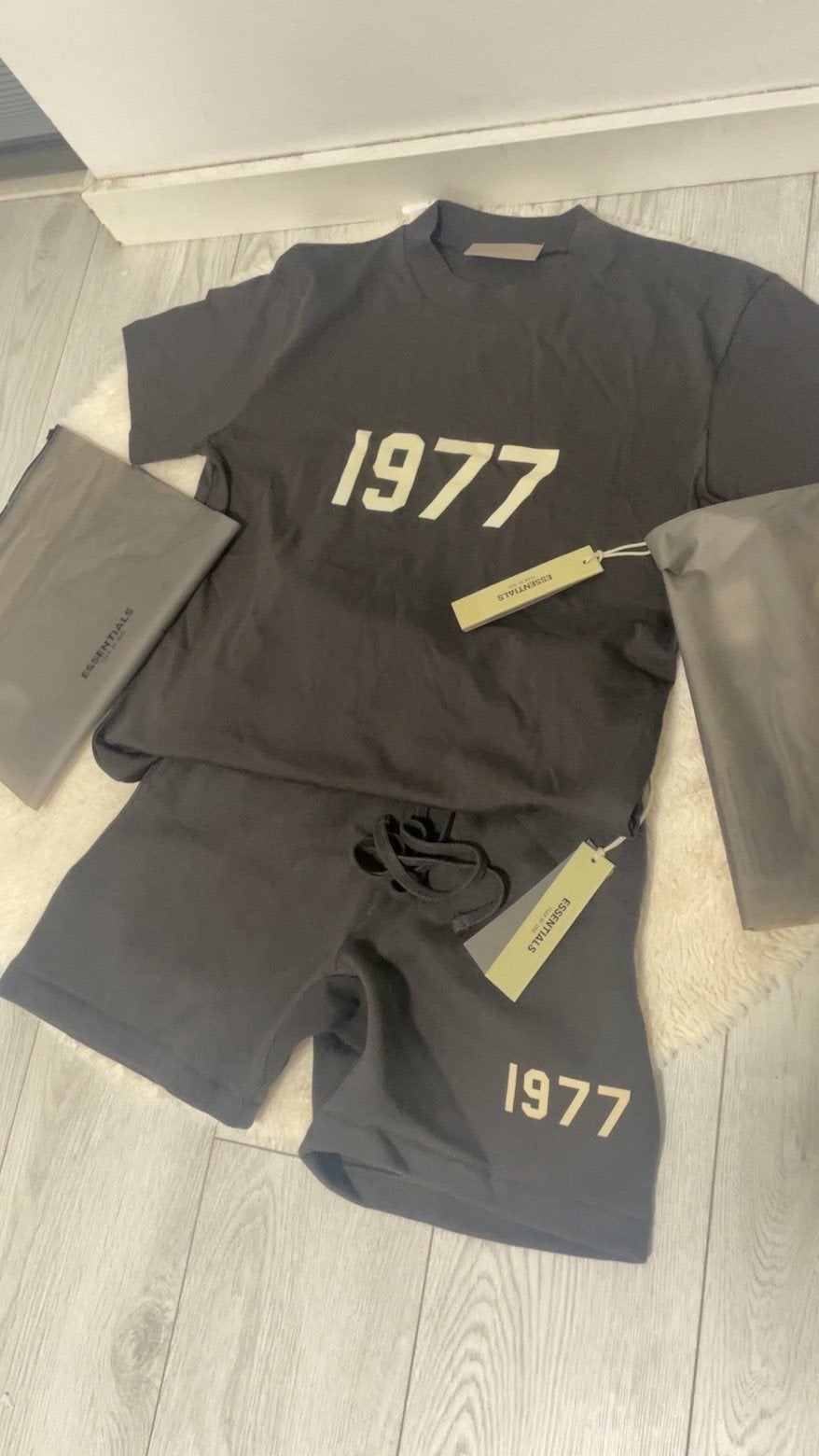 Fear of God Essentials 1977 T-shirt en short set - XS, Ophalen of Verzenden, Nieuw
