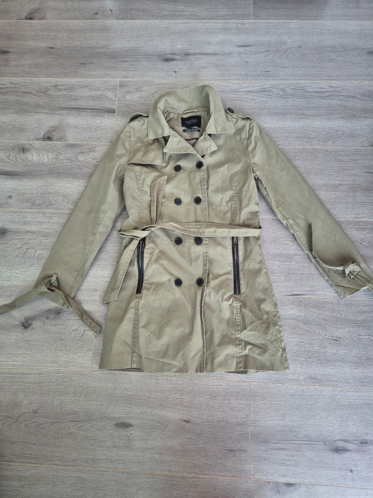 Costes Kaki Trenchcoat met Striklint Sleeves - M, Kleding | Heren, Jassen | Winter, Maat 48/50 (M), Ophalen of Verzenden, Gedragen