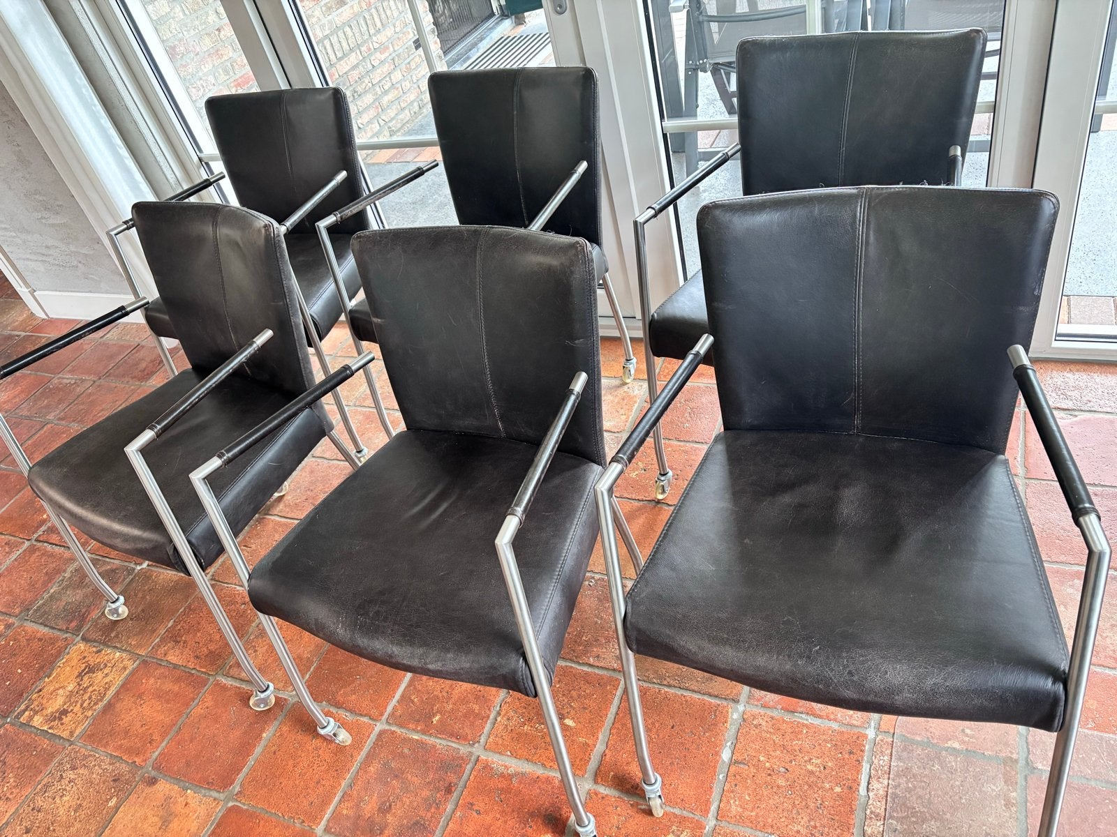 6 Geruwde Donkerbruine Leren Stoelen op Wieltjes, Huis en Inrichting, Ophalen, Gebruikt, Bruin, Leer