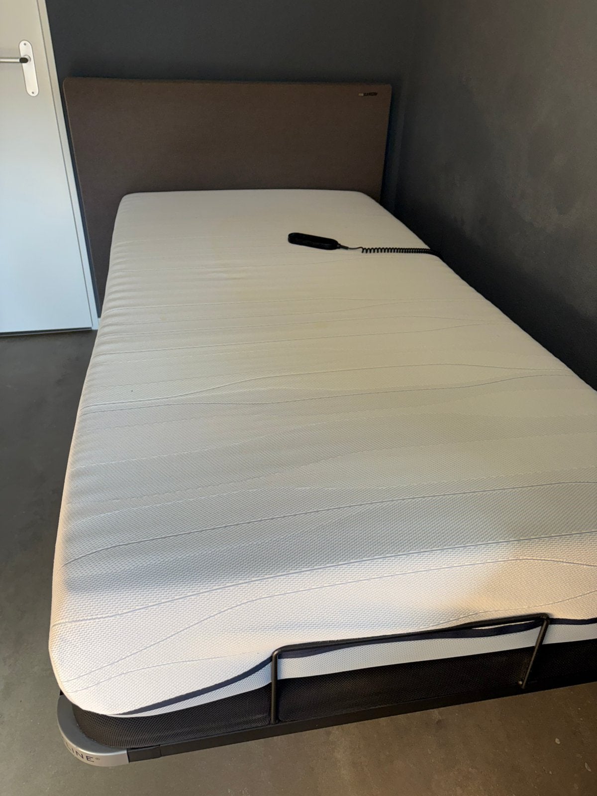 Te koop Mline boxspring 2 m bij 1 m, Huis en Inrichting, Ophalen, Eenpersoons, 200 cm, Grijs