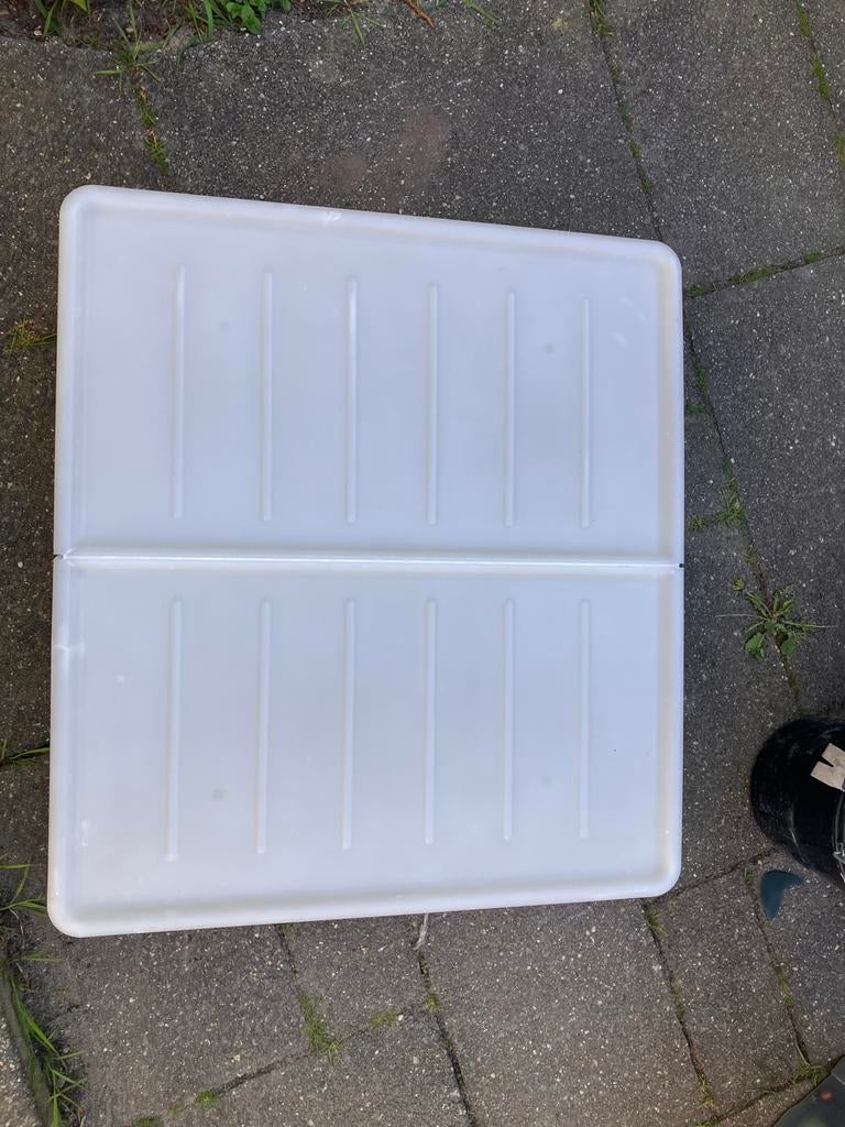 2 Witte kunststof opbergbakken met deksel, Ophalen, Kunststof, Gebruikt, 50 tot 100 cm