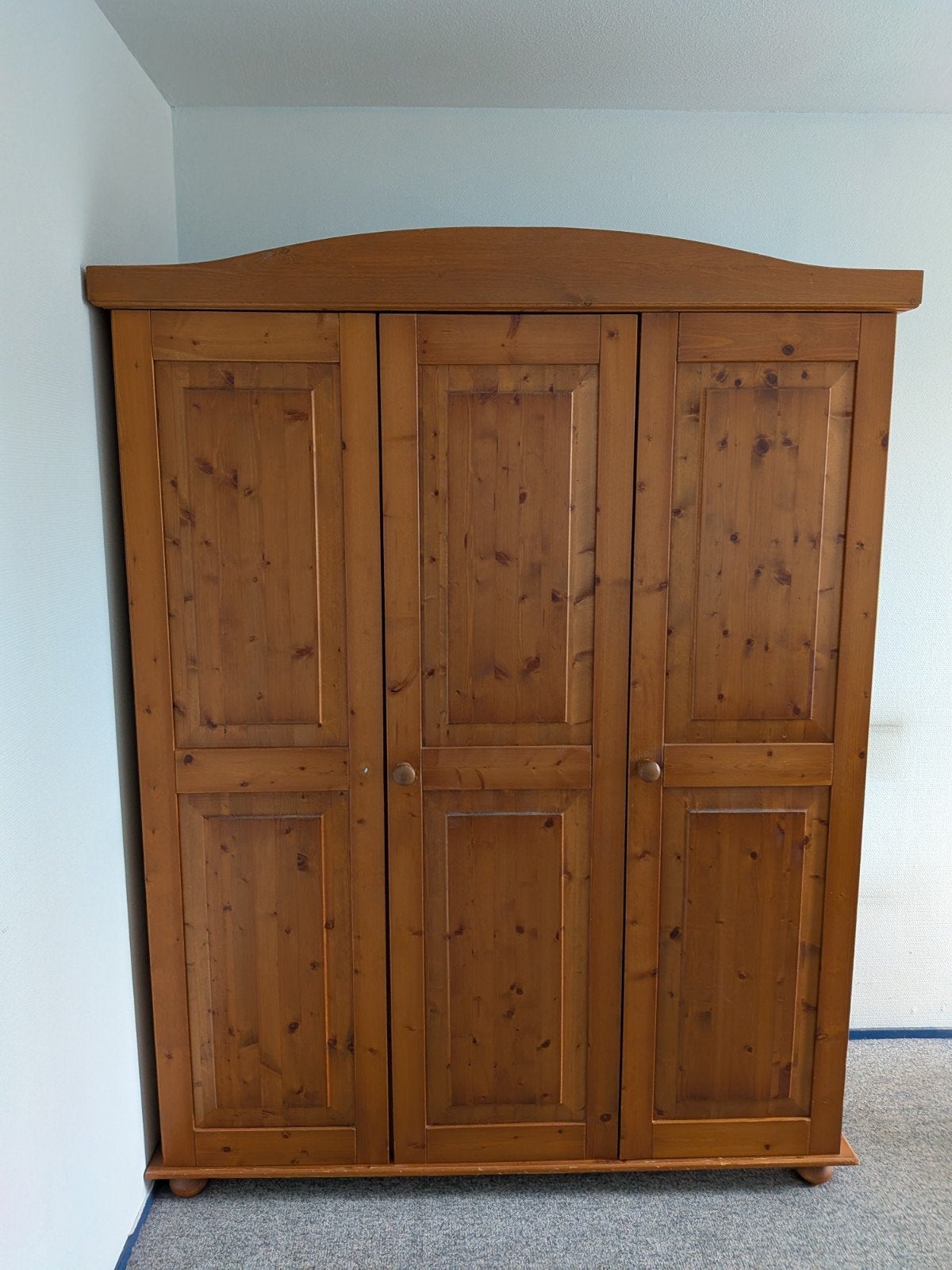 IKEA LEKSVIK Kledingkast grenen – 3-deurs – 151,5 cm breed, Ophalen, 100 tot 150 cm, Zo goed als nieuw, 50 tot 75 cm