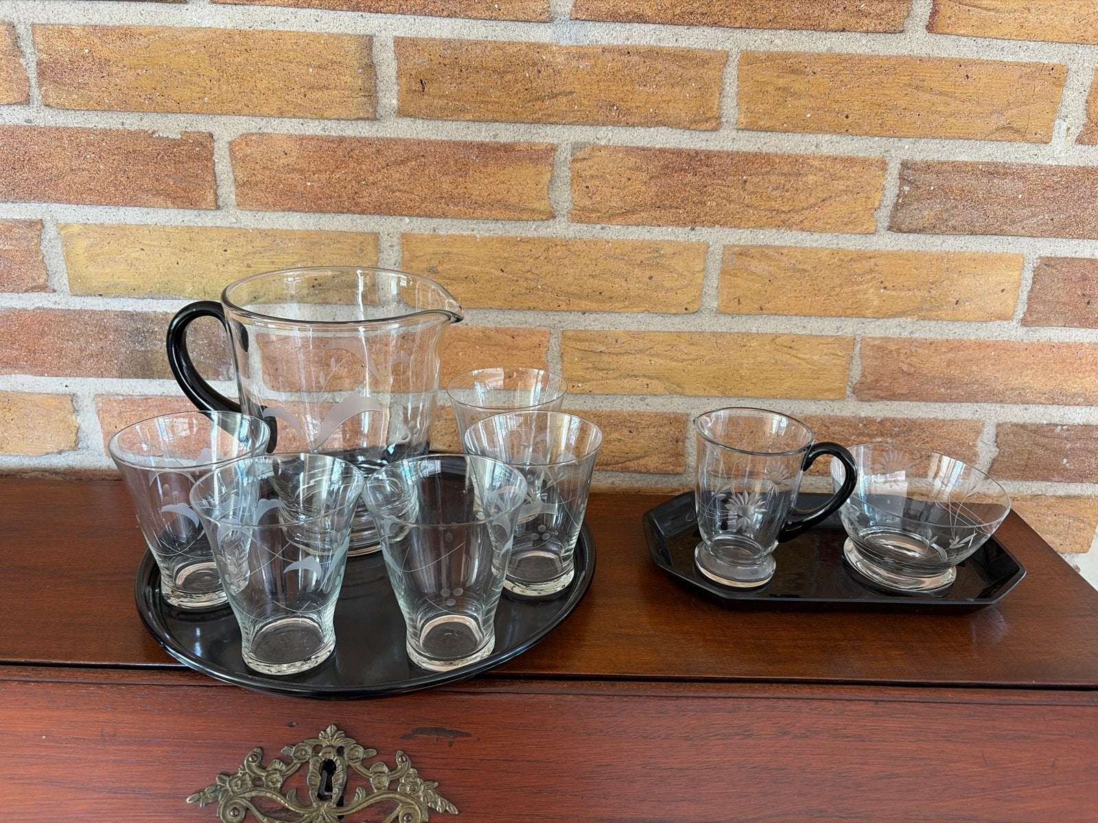 Zwart servies: theekopjes en schotels, Ophalen