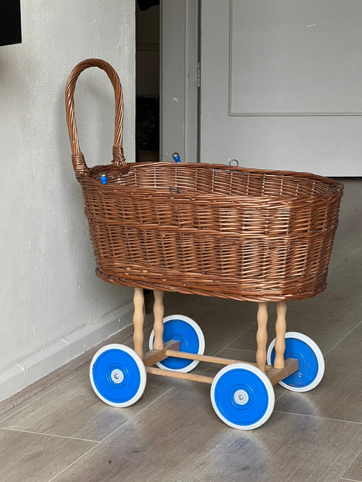 Rieten/rotan poppenwagen met kunststof wieltjes, Ophalen, Gebruikt, Babypop