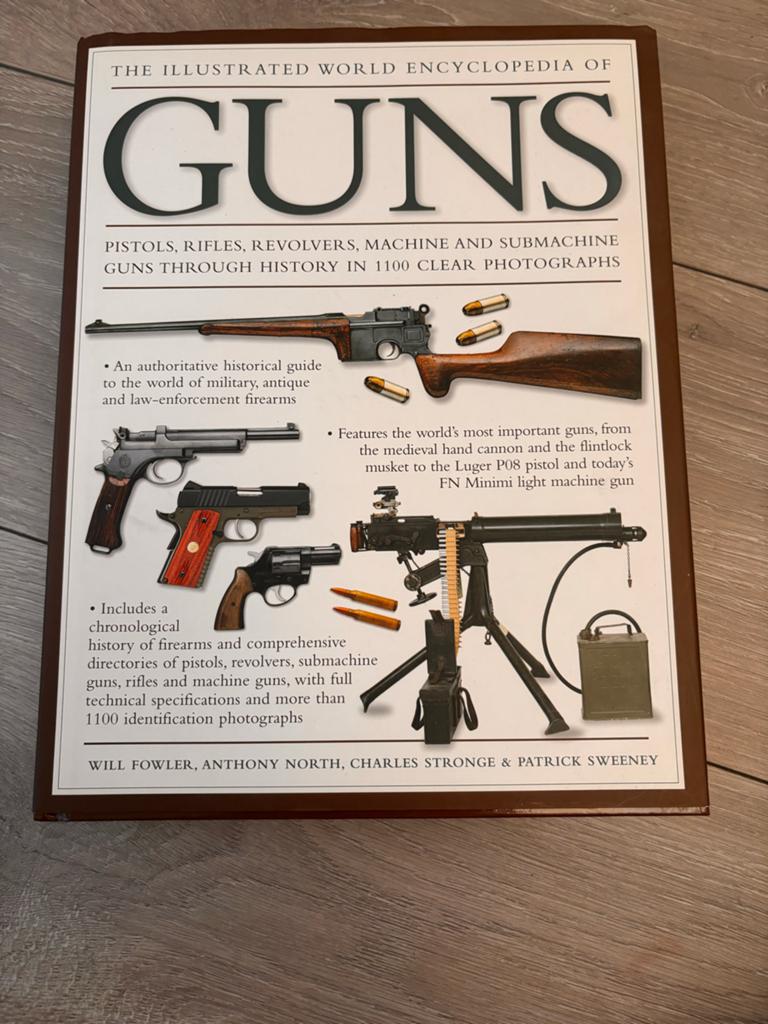 The Illustrated World Encyclopedia of Guns, Ophalen of Verzenden, Niet van toepassing, Zo goed als nieuw, Overige onderwerpen