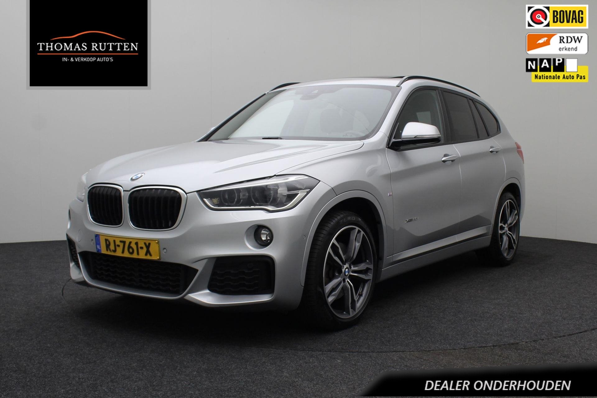 BMW X1 xDrive20i High Executive M-pakket 2017 | Dealer Onder, 1998 cc, Gebruikt, 2000 kg, Leder en Stof