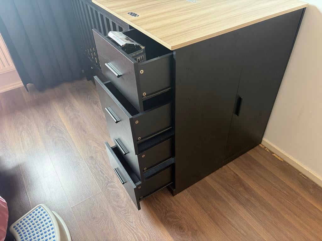 Babybed met lades en commode - Zwart/Houtkleur, Kinderen en Baby's, Kinderkamer | Bedden, Ophalen, 70 tot 85 cm, Zo goed als nieuw