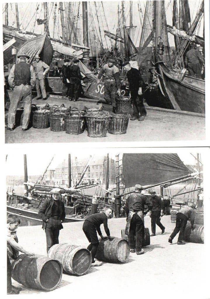 Scheveningen ca. 1930 2x foto arbeiders visvangst haven, Ophalen, 1920 tot 1940, Ongelopen, Zuid-Holland