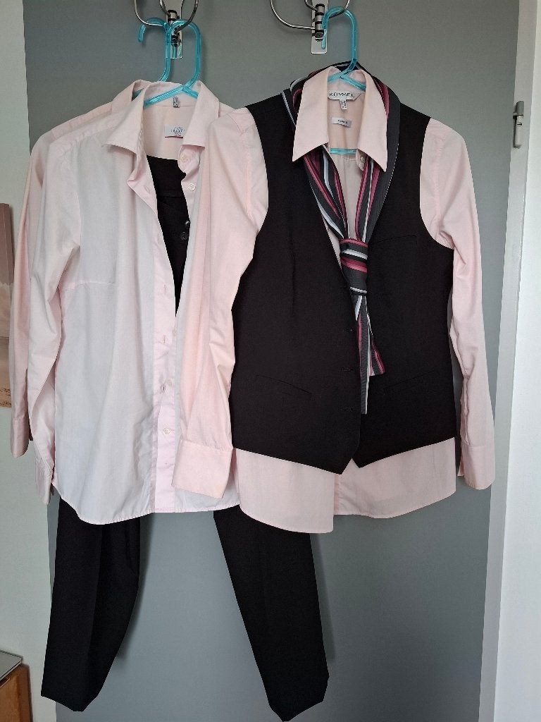 Horeca Set - Blouses, gilet, broek, sjawltje en schoenen., Ophalen, Zo goed als nieuw, Maat 38/40 (M)