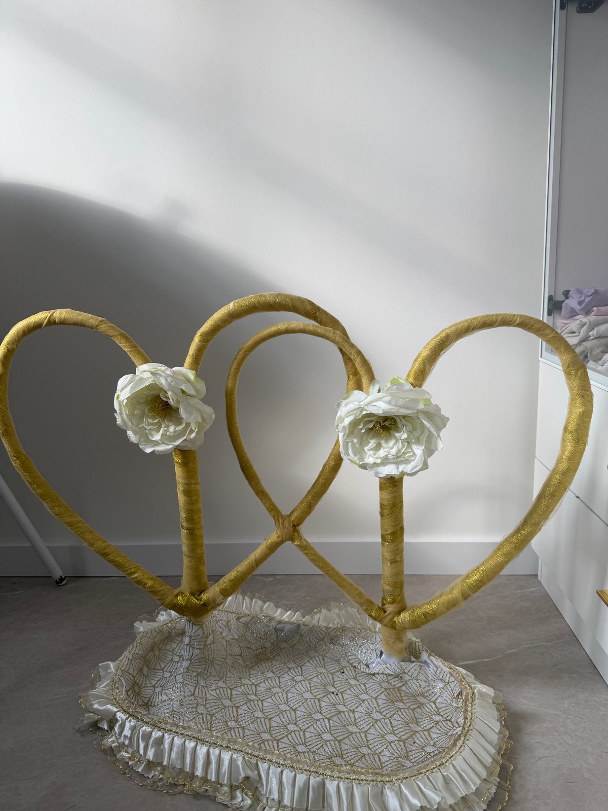 Decoratieve hartjes standaard met bloemen en mand, Huis en Inrichting, Woonaccessoires | Overige, Ophalen, Gebruikt, Overige stijlen