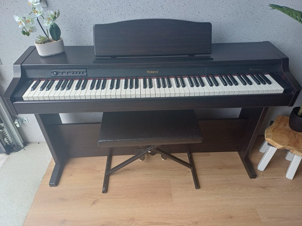 Roland HP-1 Digitale Piano – Incl. Kruk & Bezorging, Gebruikt, Bruin, ., Ophalen of Verzenden