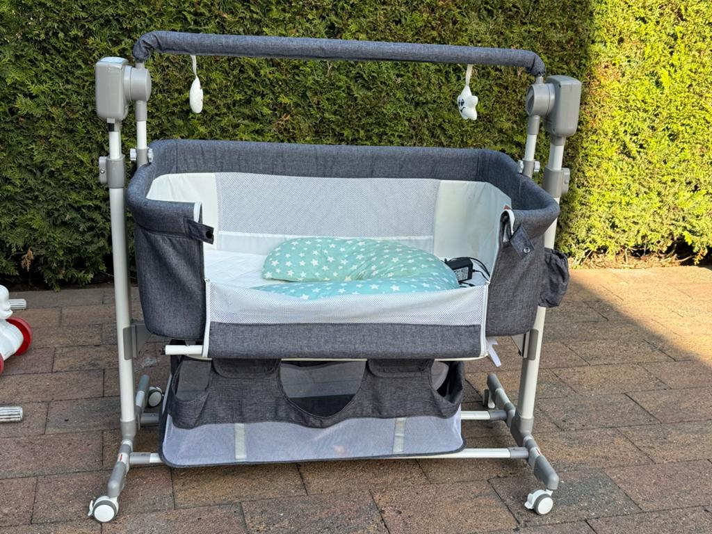 Co-sleeper/Wieg met Schommelfunctie en Muziek, Ophalen, Zo goed als nieuw, Wieg
