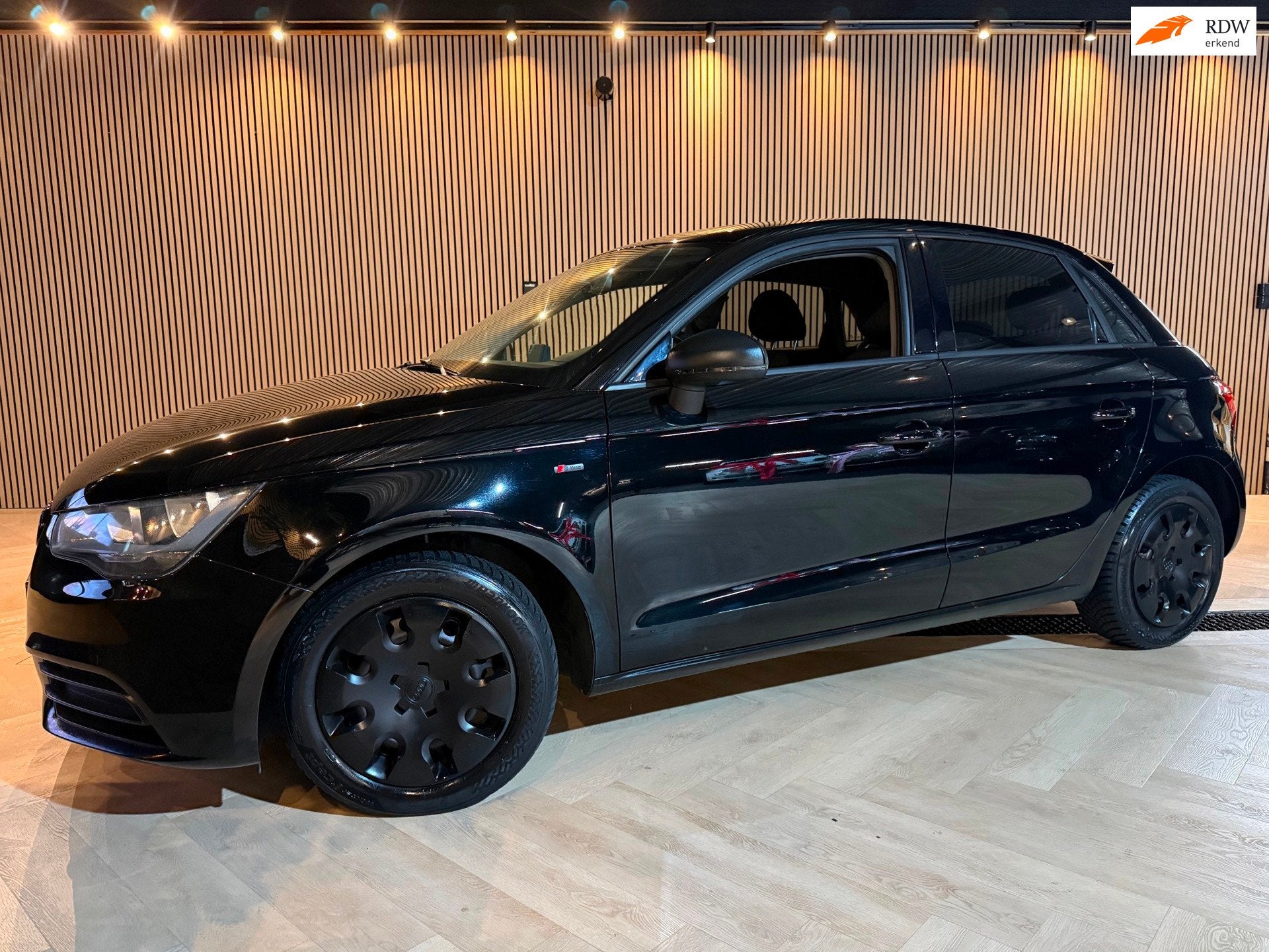 Audi A1 Sportback 1.2 TFSI S-Line | Black on Black | Bluetoo, Voorwielaandrijving, Zwart, 4 cilinders, 4 stoelen