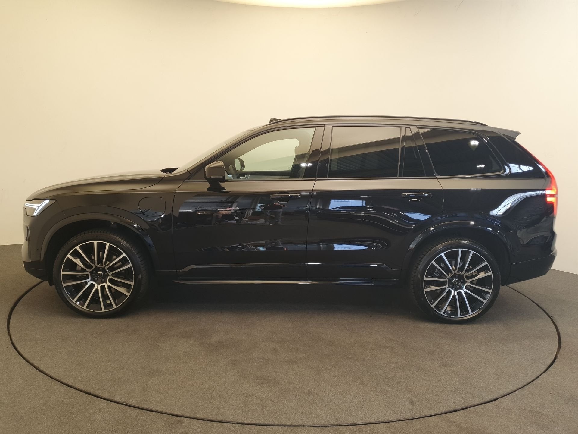 Volvo XC90 2.0 T8 Plug-in hybrid AWD Ultra Black Ed. Exec. L, 4 cilinders, 7 stoelen, Zwart, Bedrijf