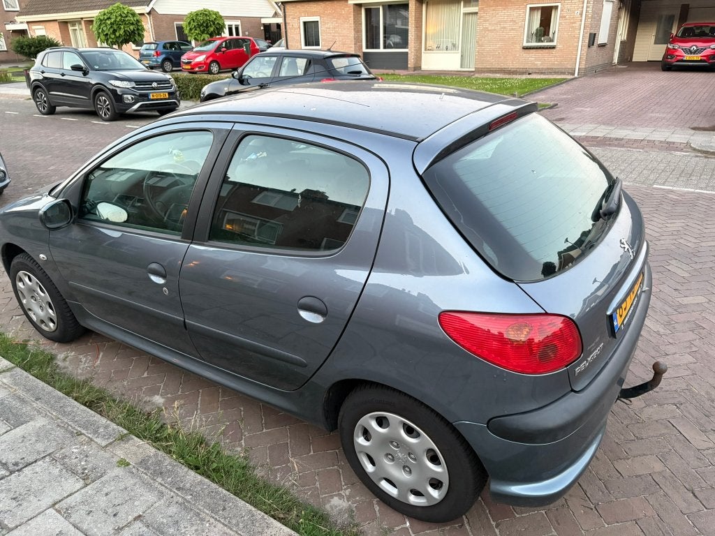 Peugeot 206 1.4 5D 2006 Grijs, Auto's, Voorwielaandrijving, Stof, 1360 cc, 31 €/maand
