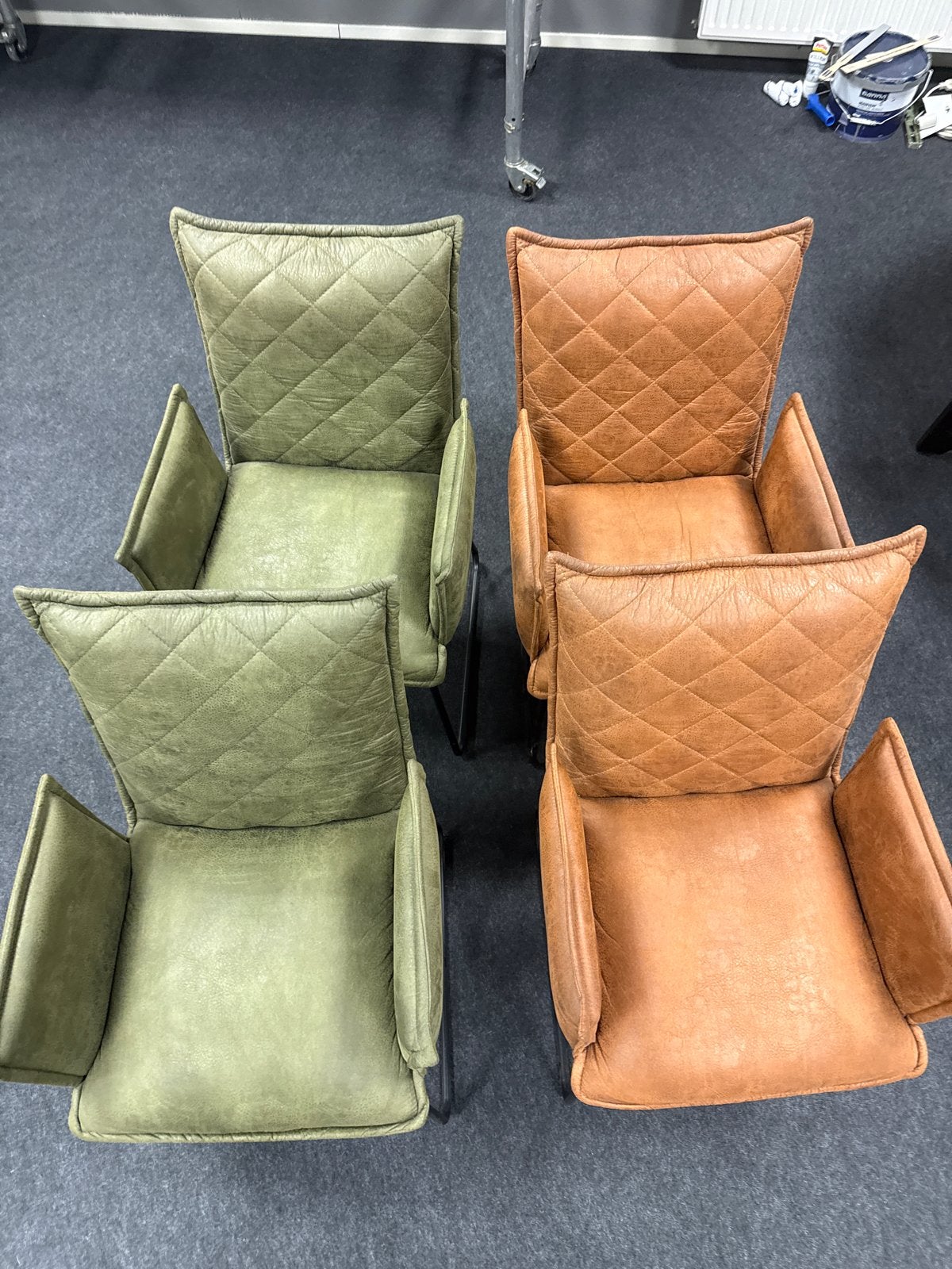 4 nette stoelen: 2 groen, 2 bruin met armleuningen, Huis en Inrichting, Ophalen, Overige kleuren, Zo goed als nieuw, Vier