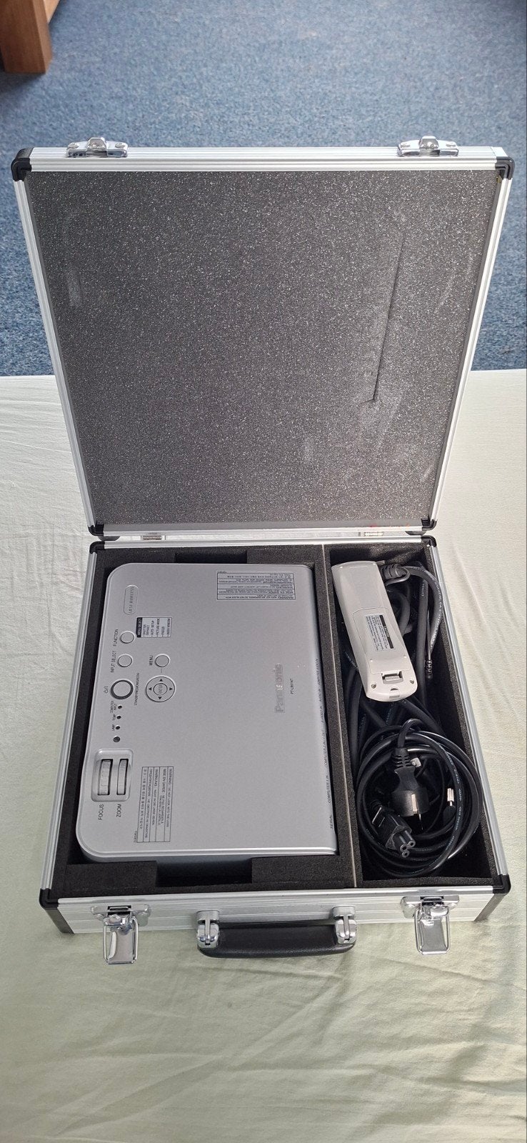 Panasonic PT-LB51NT Beamer met Koffer en Afstandsbediening, Ophalen of Verzenden