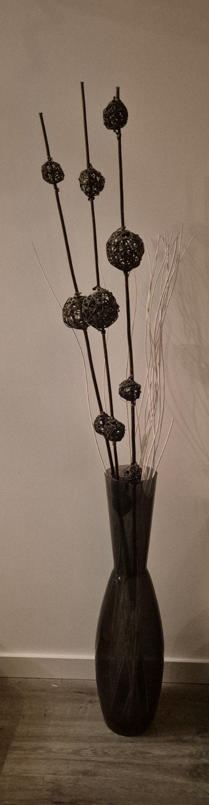 Hoge vaas met decoratieve takken, Ophalen, Gebruikt, Zwart, Inclusief decoratie