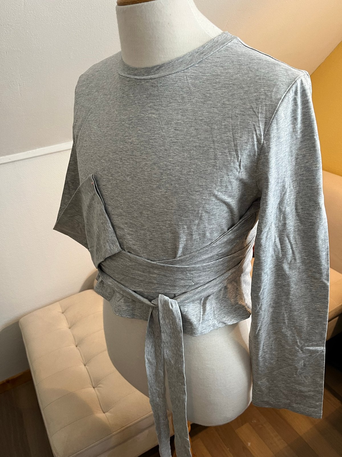 Grijze top mt L zgan met lange mouwen en wikkelriem, Kleding | Dames, Maat 42/44 (L), Ophalen of Verzenden, Zo goed als nieuw
