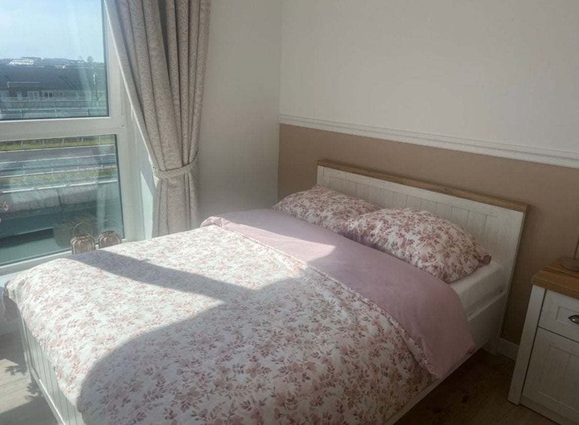 JYSK MARKSKEL bed + BURU Gold matras + MARKSKEL nachtkastje, Ophalen, Zo goed als nieuw, Twijfelaar