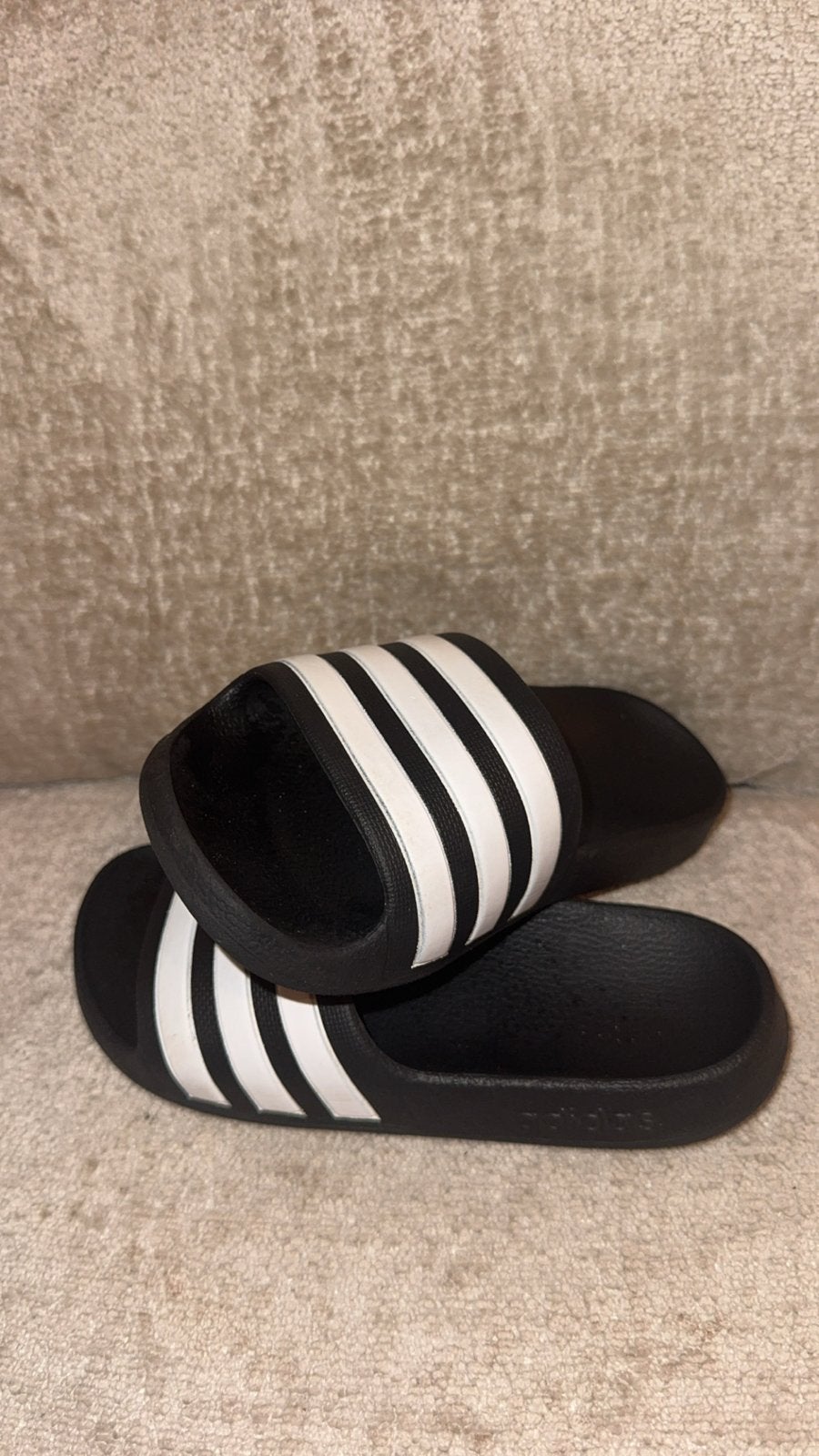 Adidas Adilette slippers zwart wit, Ophalen of Verzenden, Zo goed als nieuw, Zwart, Slippers