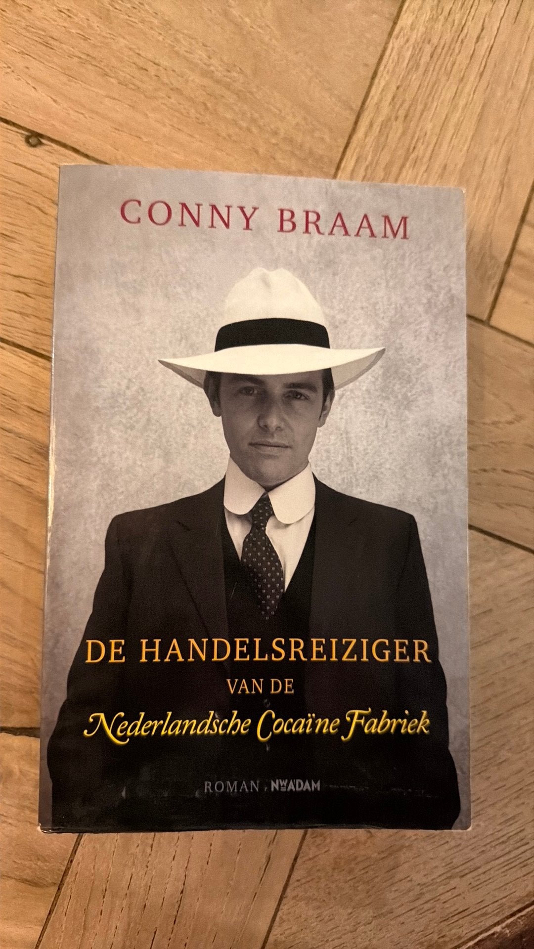 De handelsreiziger van de Nederlandsche Cocaine fabriek, Gelezen, Ophalen of Verzenden, Nederland, Conny Braam