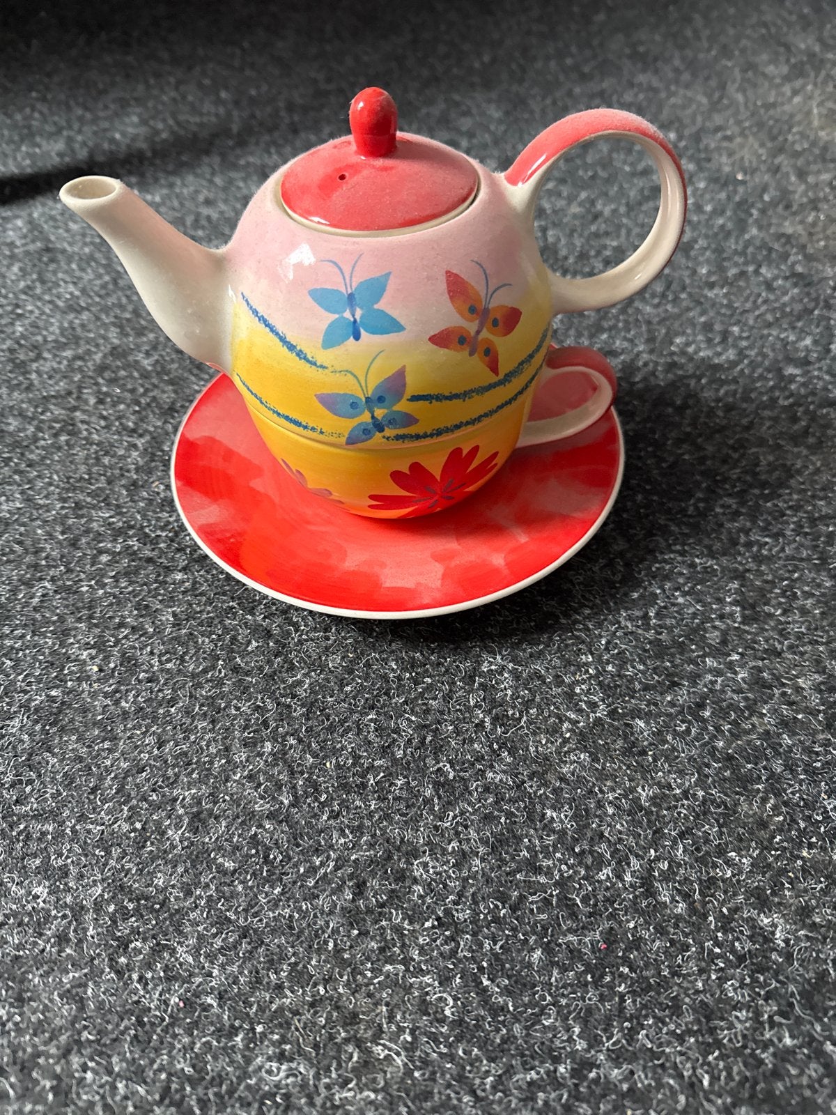Vrolijke theepot met vlinders en kopje op schotel, Gebruikt, Overige merken, Keramiek, Ophalen of Verzenden