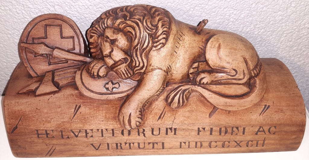 Antiek Zwitsers Zwarte Woud Gesneden hout De Leeuw, Antiek en Kunst, Ophalen, Hout, Houtsnijwerk