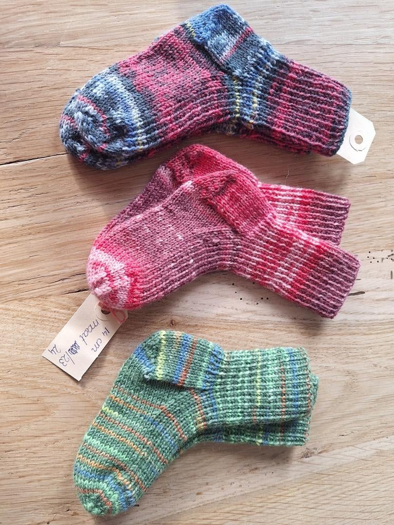 Hand gebreide kindersokken. Voet is 14 cm, Ophalen of Verzenden, Nieuw, Jongetje of Meisje, Slofjes