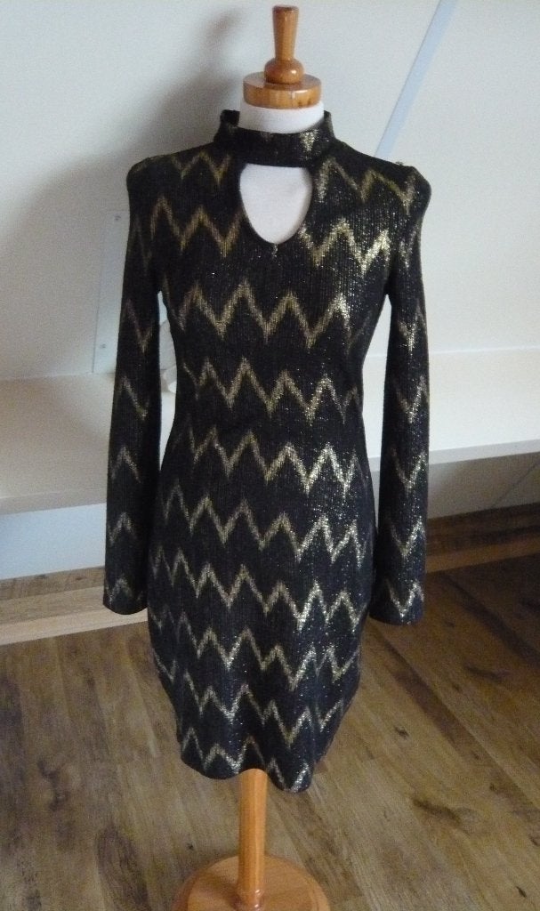 feest jurk Only One zwart goud glitter 90cm mt M 36-38, Kleding | Dames, Jurken, Only, Zwart, Ophalen of Verzenden, Zo goed als nieuw