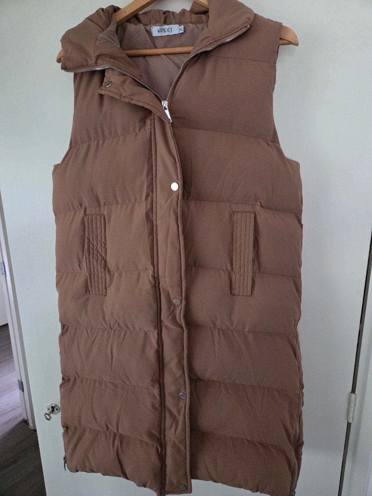 Lange gewatteerde bodywarmer met capuchon - Maat L, Bruin, Maat 42/44 (L), Ophalen of Verzenden, Zo goed als nieuw