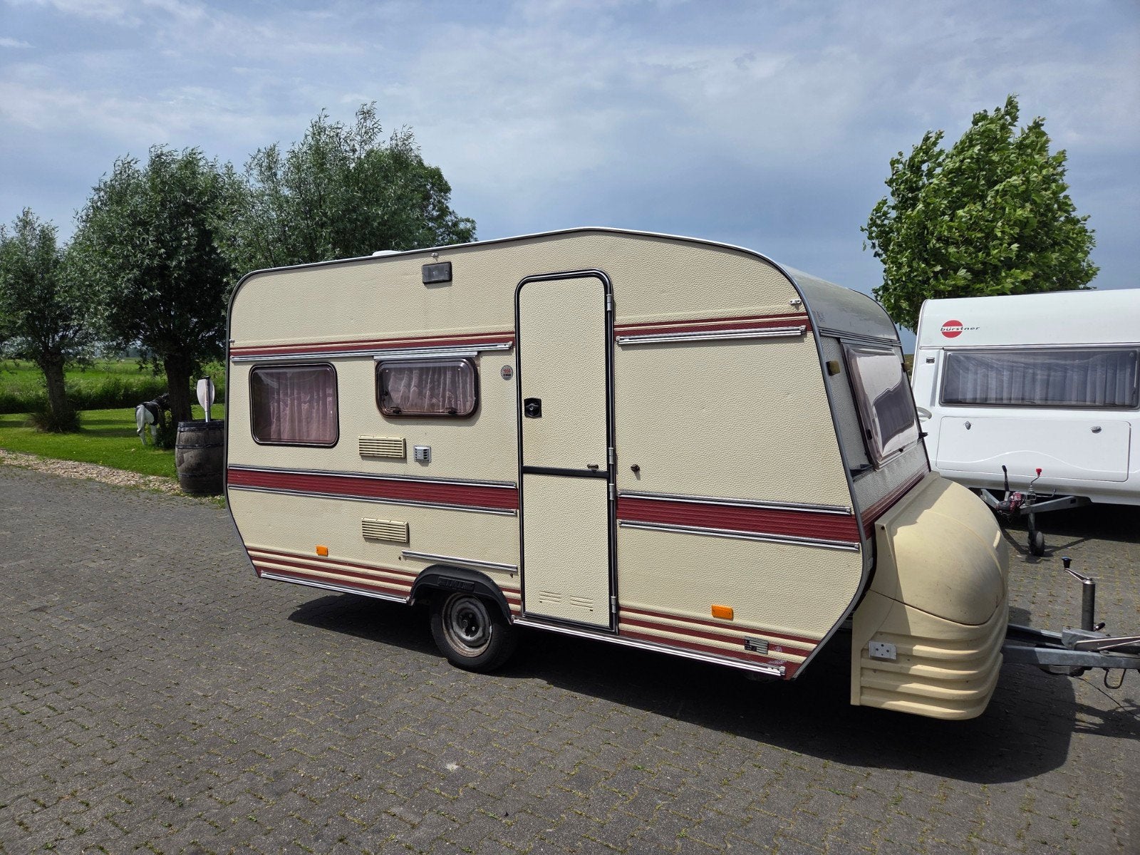 Nette retro 4 pers.caravan met hele nette voortent en luifel, Particulier, 500 - 750 kg, Vast bed, Koelkast