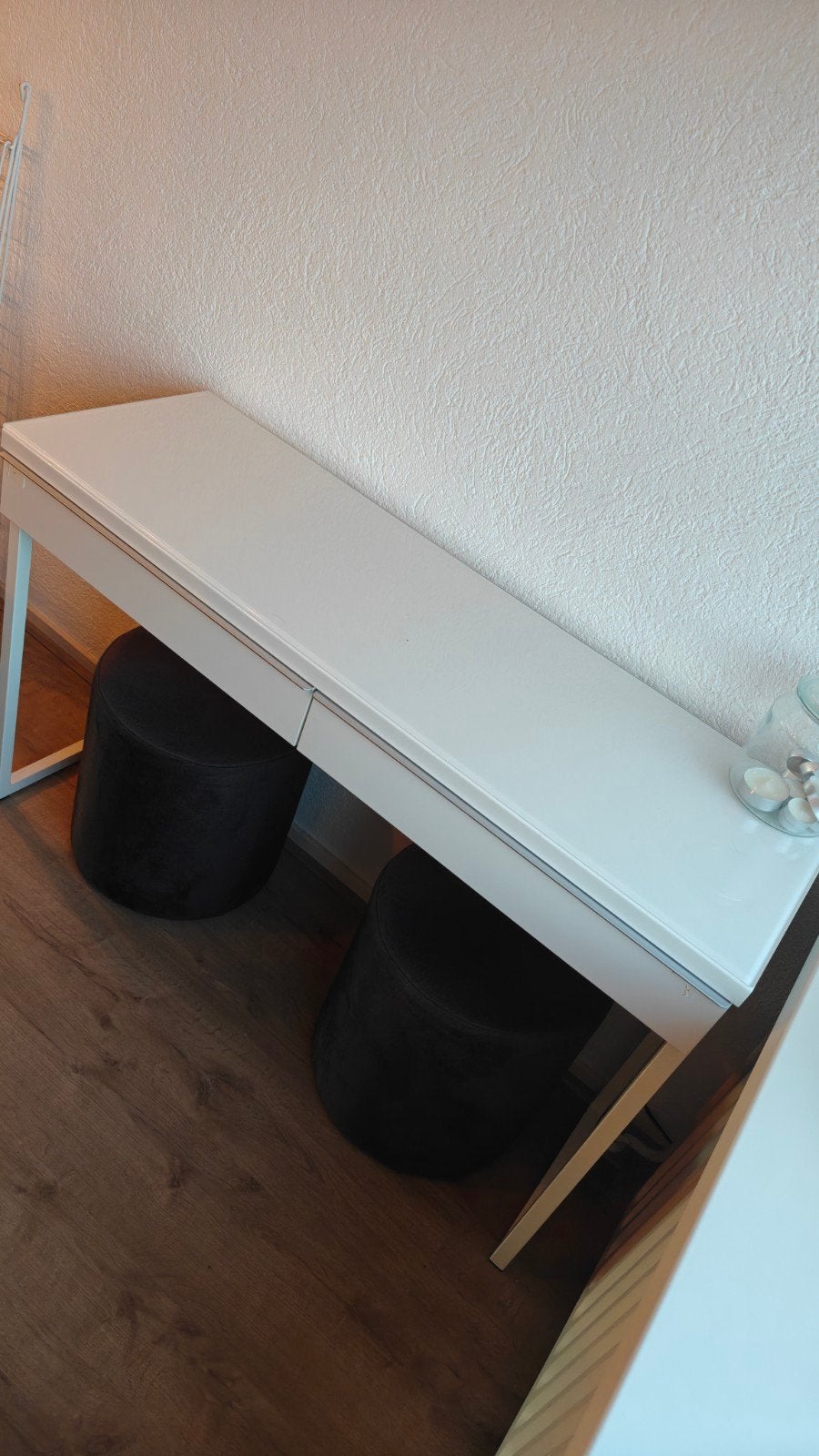 Ikea bijzettafel met lades en 2x poef, Huis en Inrichting, Tafels | Kaptafels, Ophalen of Verzenden, Zo goed als nieuw, 50 tot 100 cm