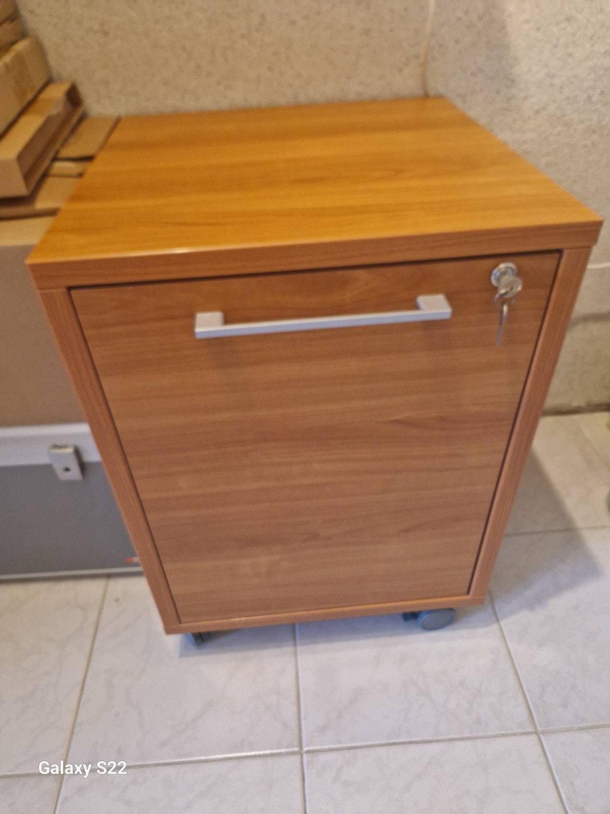 Computerkast kersen kleur met 2 sleutels, Ophalen, Gebruikt