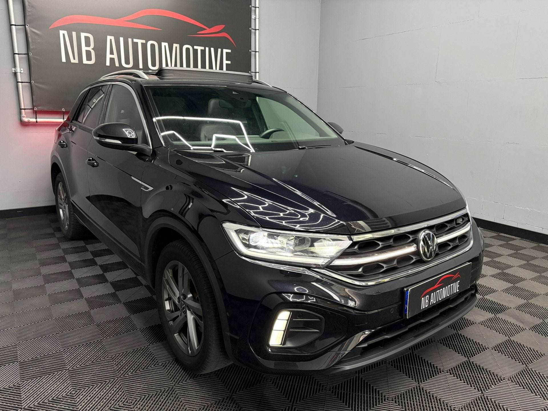 Volkswagen T-Roc 1.5 TSI R-Line, 4 cilinders, 150 pk, Zwart, 1253 kg