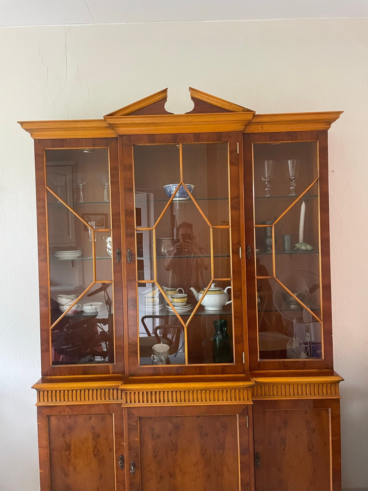 Klassieke vitrinekast met glazen deuren en opbergruimte, Ophalen of Verzenden