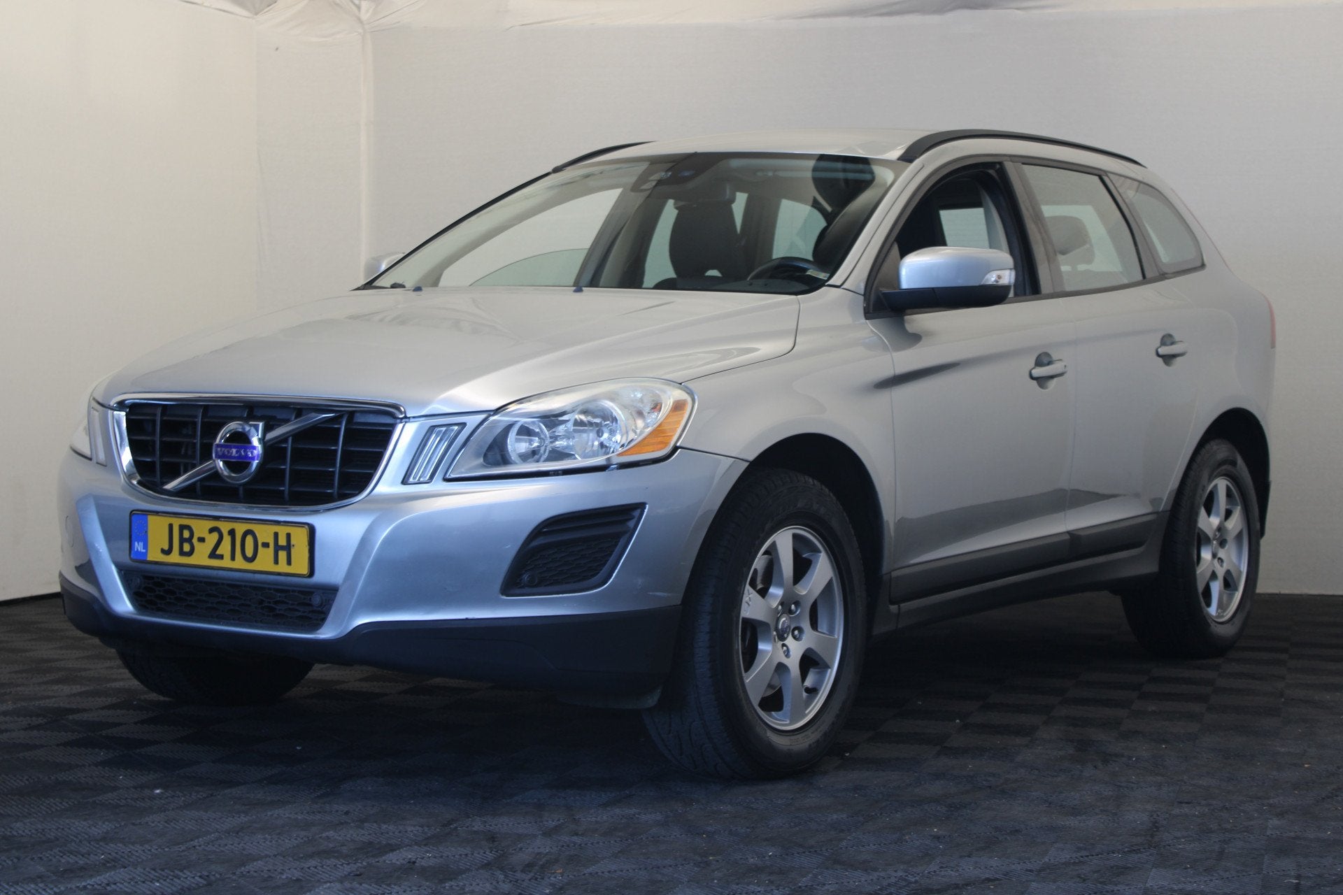 Volvo XC60 2.0 D3 Momentum (bj 2011), Auto's, Voorwielaandrijving, Euro 5, 1624 kg, Gebruikt