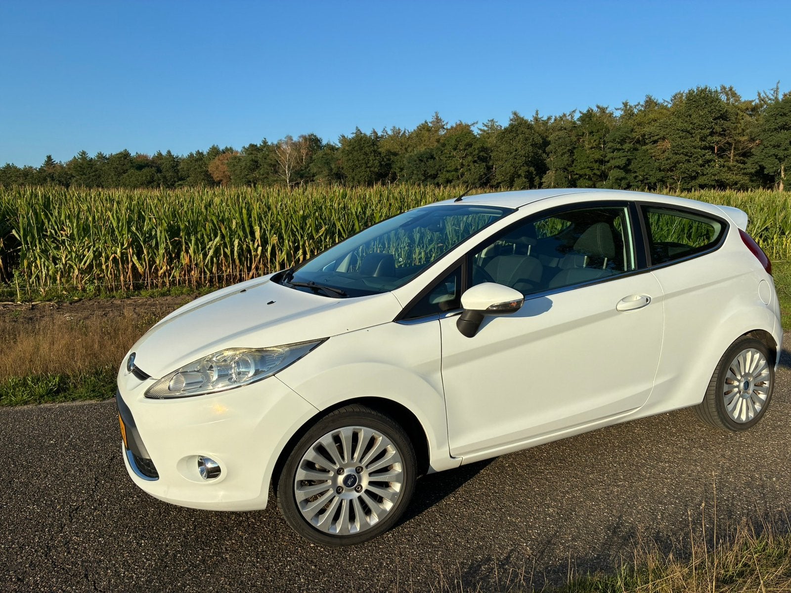Ford Fiësta 1.6 120 pk wit+ apple carplay en trekhaak, 1596 cc, 4 cilinders, Leder en Stof, Wit