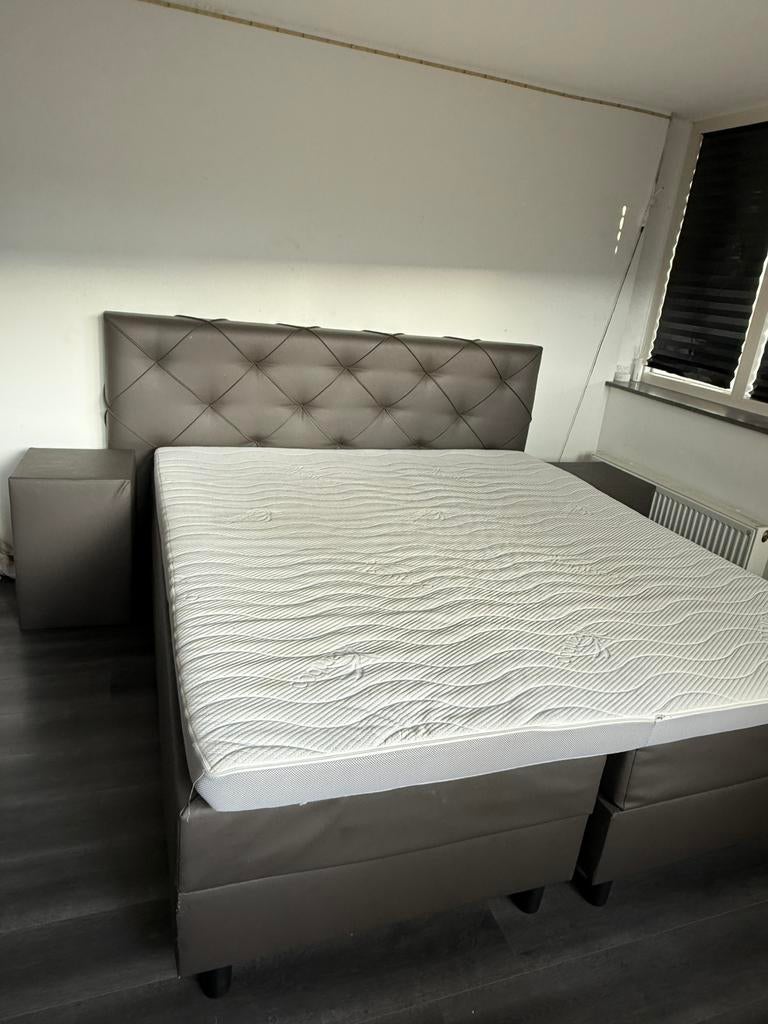 Luxe Boxspring 220x220 met modern hoofdbord – Goede staat, Ophalen of Verzenden, Zo goed als nieuw, Tweepersoons