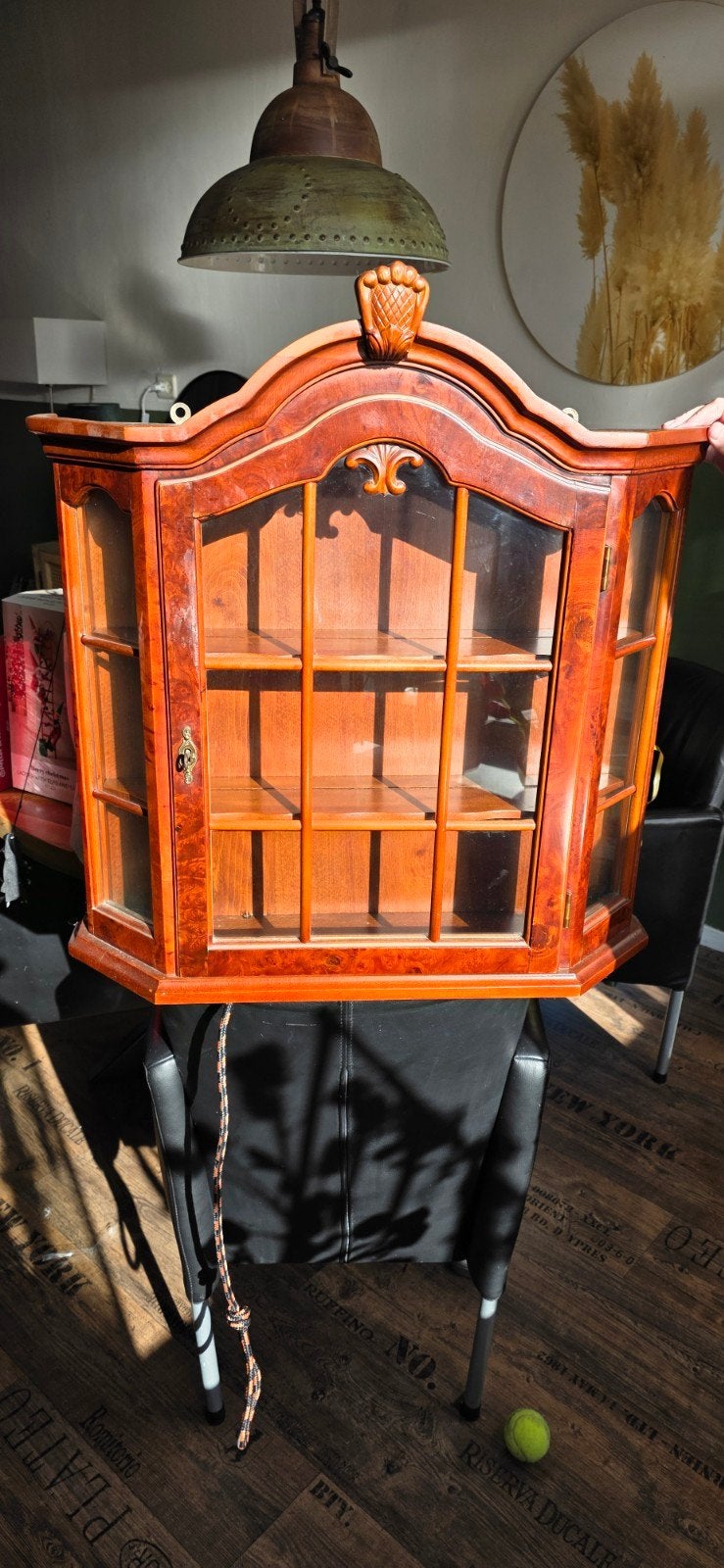 Antieke houten vitrinekast met glazen deuren, Ophalen