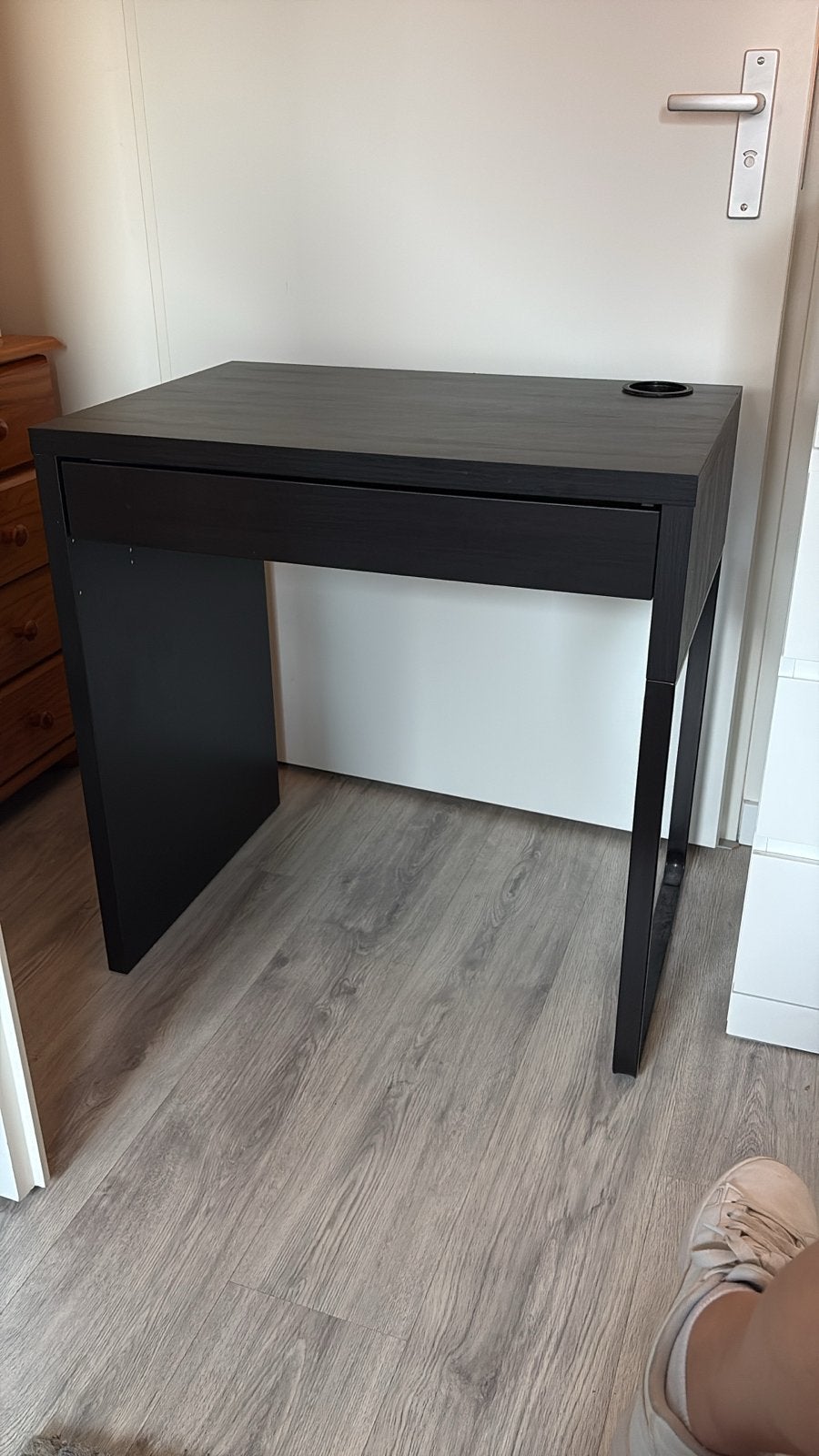 IKEA Micke Bureau - Zwartbruin, Compact en Praktisch, Huis en Inrichting, Bureaus, Ophalen, Zwart, Met lades, Spaanplaat of MDF