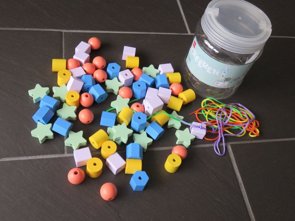 Houten kralen set van 70 stuks met veters, ca 2,5-3,5cm, Ophalen of Verzenden, Zo goed als nieuw