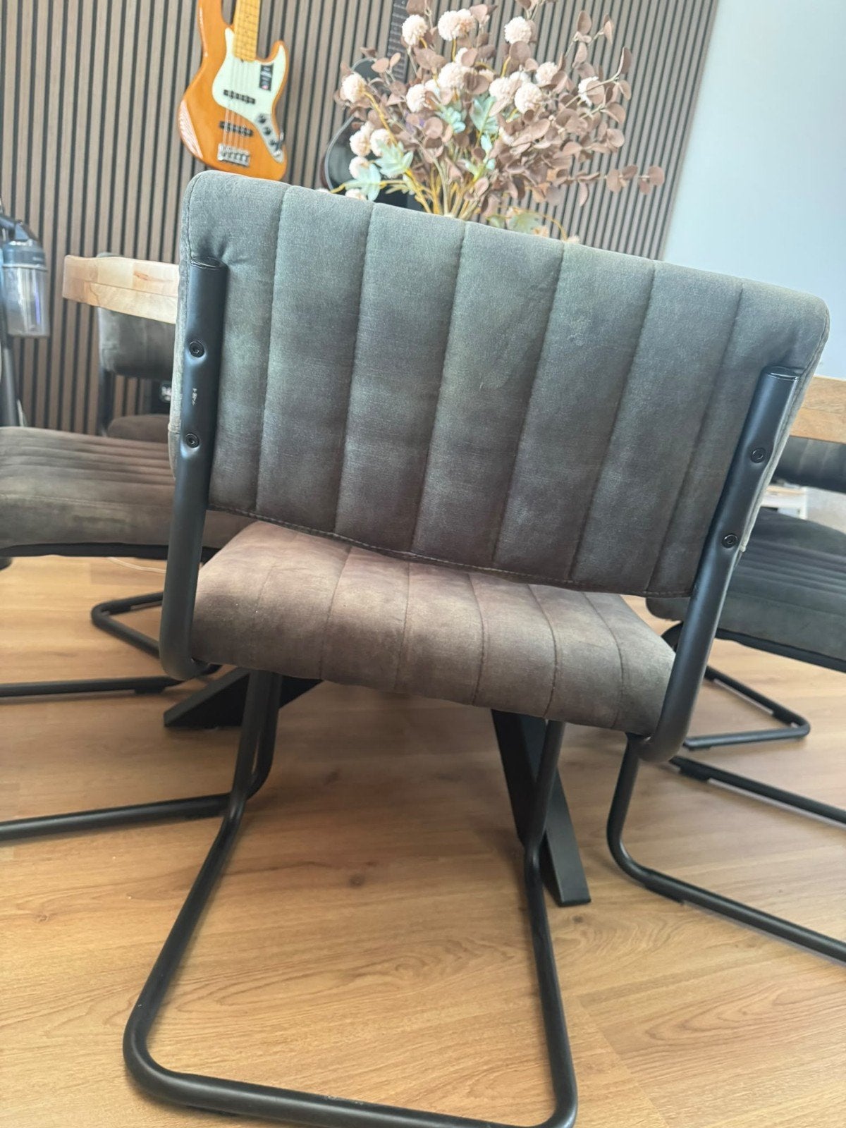 Foto 7 van Ronde Mango houten tafel (150cm) + 6 luxe Stoelen