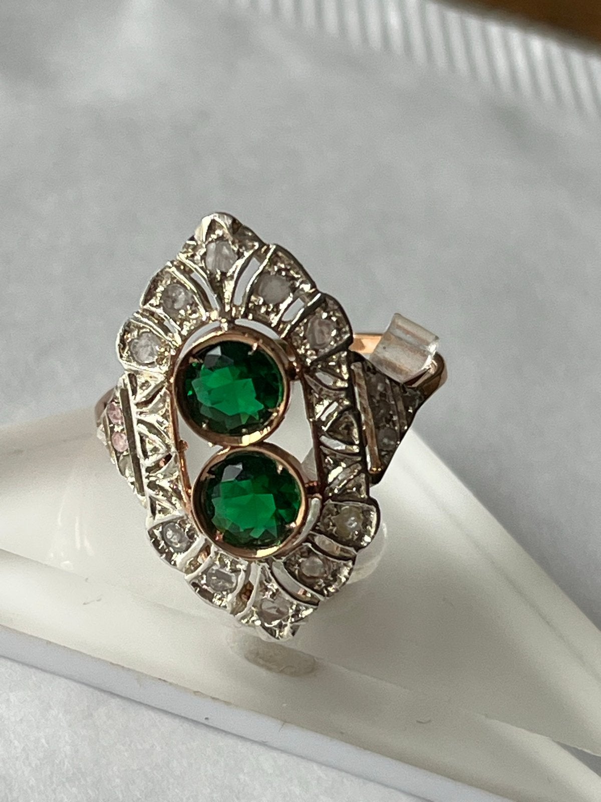 Gouden Art Deco ring met Smaragd en Roosdiamanten, 18 tot 19, Verzenden, Zo goed als nieuw, Met edelsteen