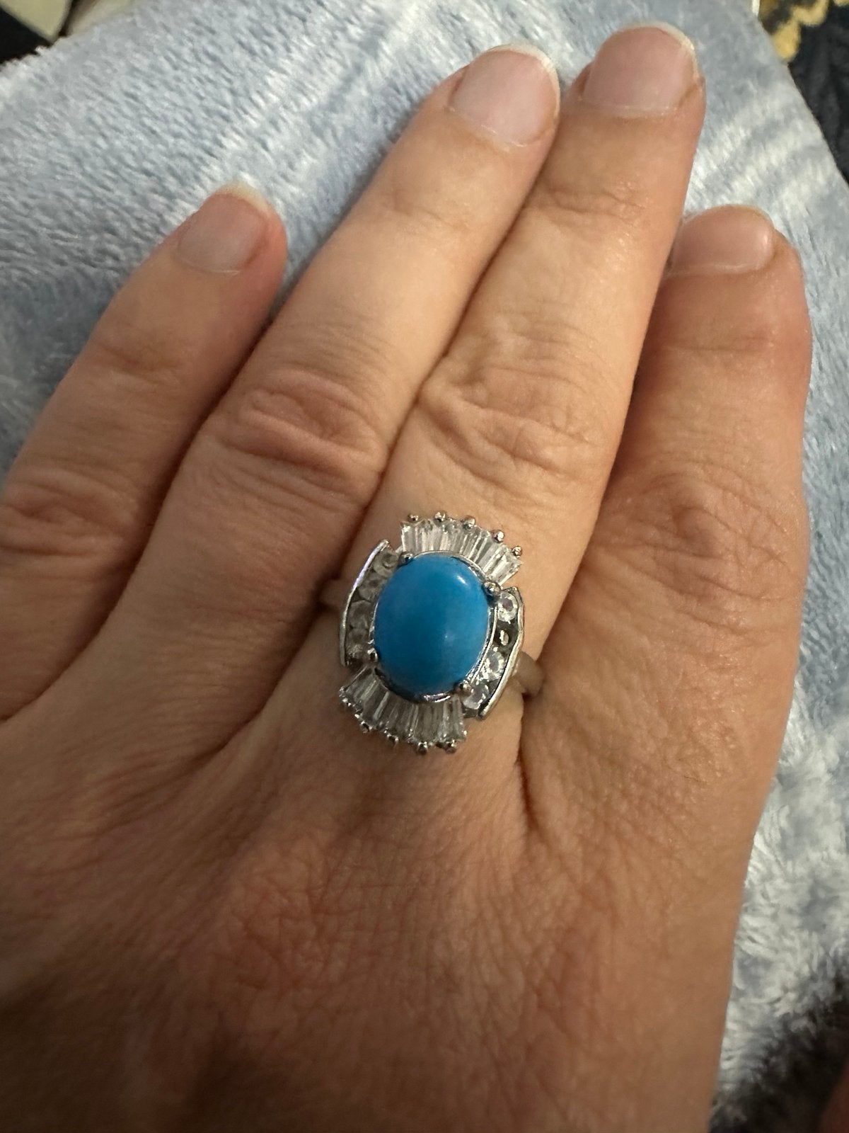 Zilverkleurige ring met blauwe steen, Ophalen of Verzenden, Zo goed als nieuw, Zilver, Dame