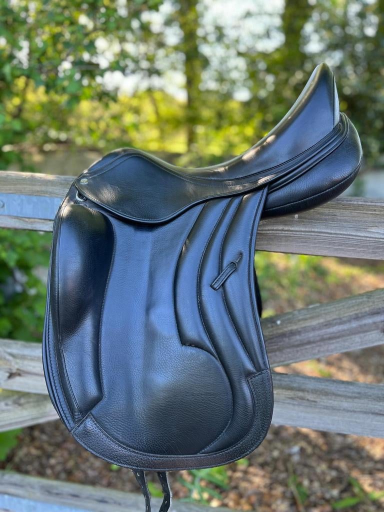 Equestro Lusiana dressuurzadel 18inch MW, Dieren en Toebehoren, Paarden en Pony's | Zadels, Ophalen of Verzenden, Dressuur