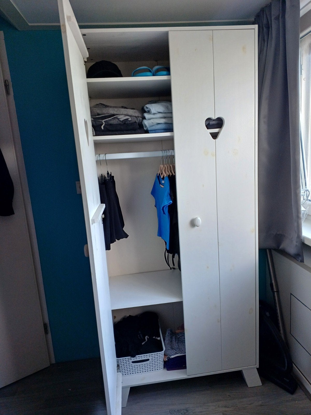 Witte kinderkast met hartjesuitsparingen, Kinderen en Baby's, Kinderkamer | Commodes en Kasten, Ophalen, Kast, 105 cm of meer