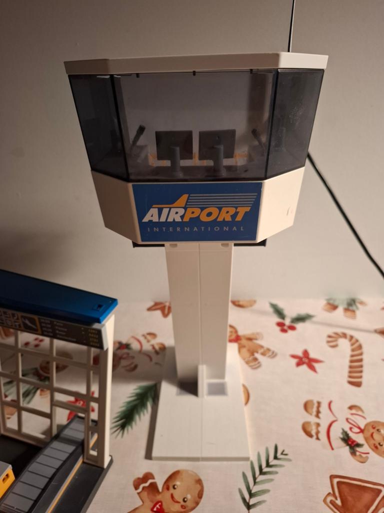 Foto 10 van Playmobil luchthaven met groot vliegtuig, helikopters,  ect.