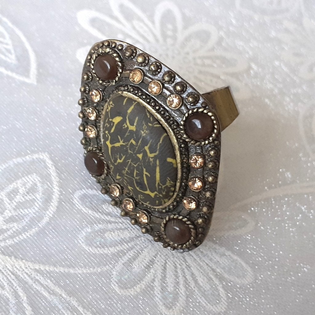 Cocktailring vintage bruin en groen met speciale steen, Sieraden, Tassen en Uiterlijk, Ringen, Overige materialen, Nieuw, Ophalen of Verzenden
