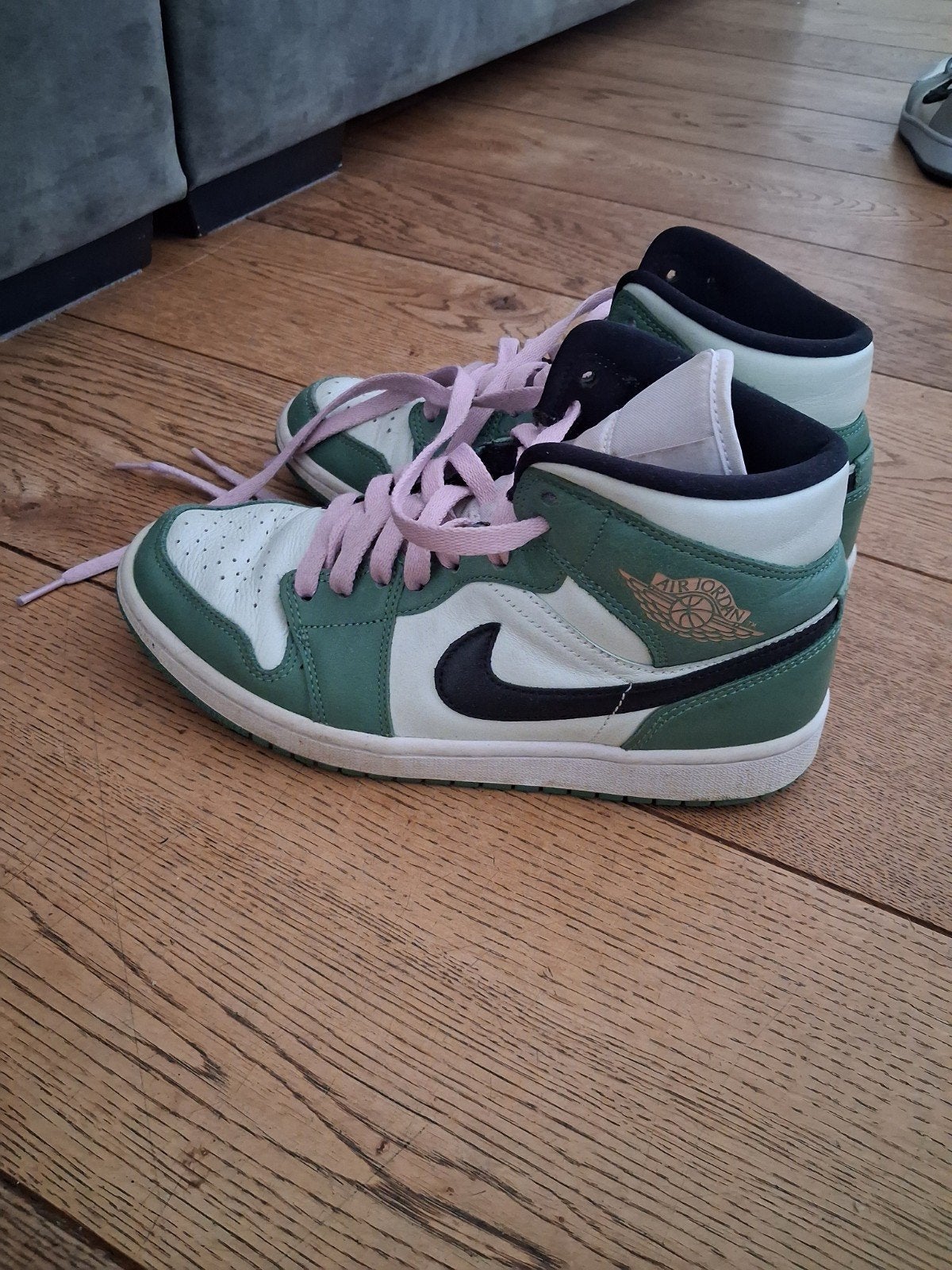 Nike Air Jordan 1 Mid - Groen/Wit met Roze Veters, Kleding | Dames, Schoenen, Nike Air Jordan, Ophalen of Verzenden, Sneakers of Gympen